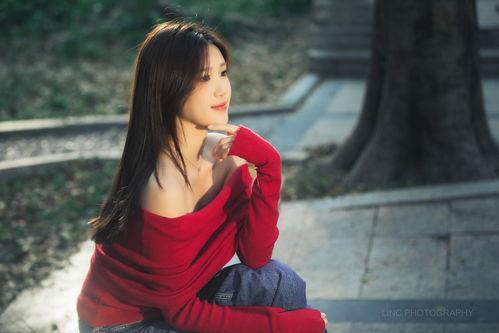 邻家女孩,纯真笑容背后的故事